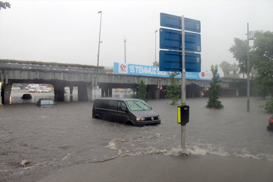 İstanbul'da sağanak yağmur etkisi