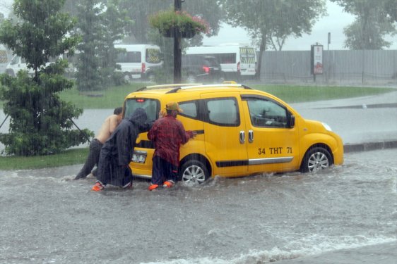 İstanbul'da sağanak yağmur etkisi