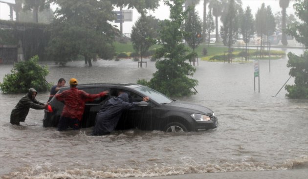 İstanbul'da sağanak yağmur etkisi