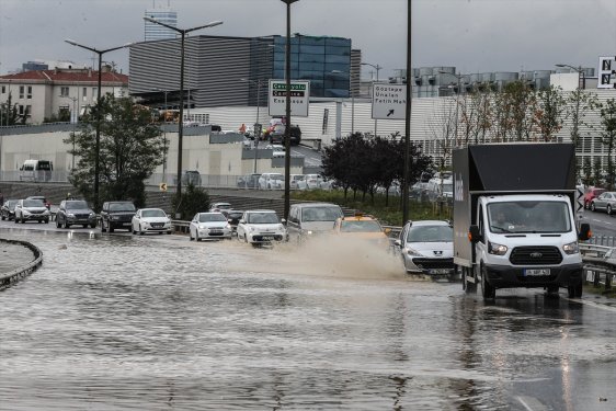 İstanbul'da sağanak yağmur etkisi