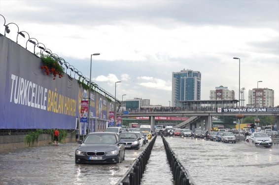 İstanbul'da sağanak yağmur etkisi