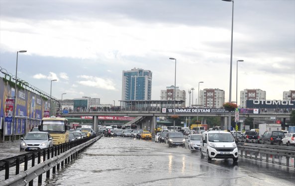 İstanbul'da sağanak yağmur etkisi