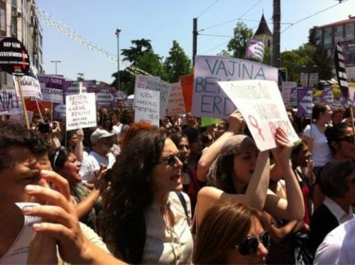 Kadınlardan Kadıköy'de kürtaj protestosu
