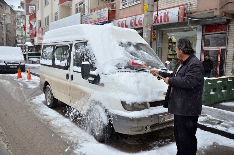 Ankara güne karla uyandı