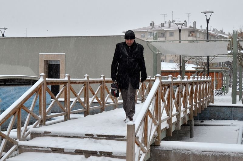 Ankara güne karla uyandı