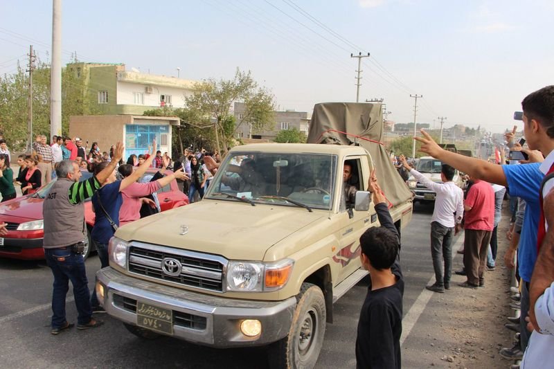 Mardin'de Kobani'ye giden peşmergelere sevgi gösterisi