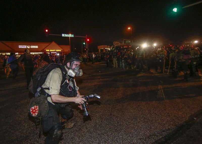 Amerika'da gözaltına alınan muhabirin fotoğrafladığı anlar