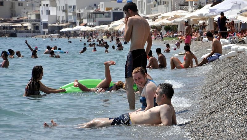 Tatilciler Bodrum'daki şelalede serinledi