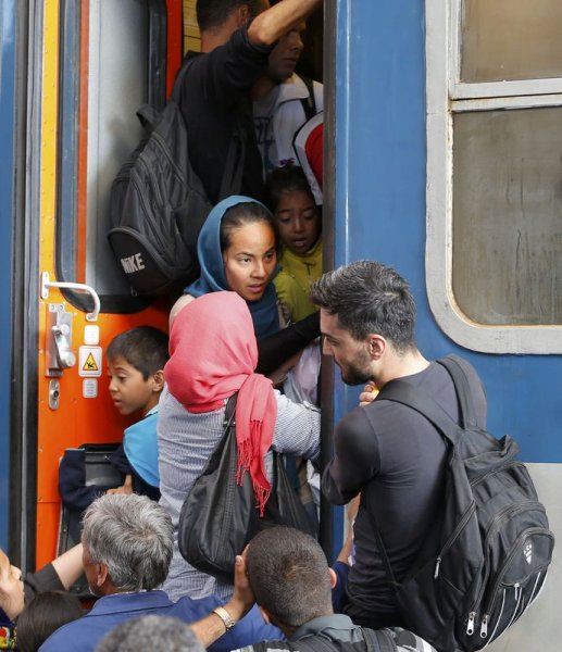 Macaristan'da mülteciler trenlere akın etti