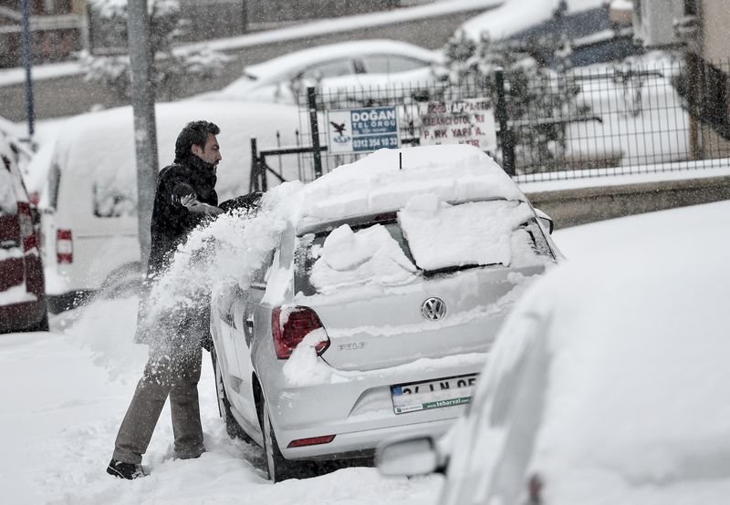 Ankara güne karla uyandı
