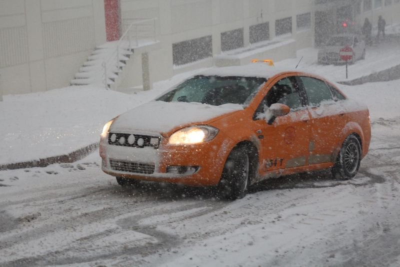 İstanbul'da kar yağışı hayatı olumsuz etkiledi