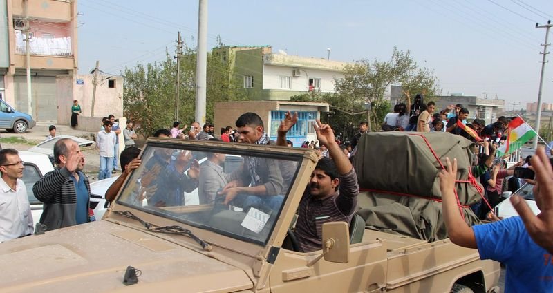 Mardin'de Kobani'ye giden peşmergelere sevgi gösterisi