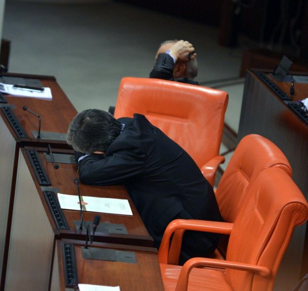 Yorgun düşen vekiller Meclis'te uyuyakaldı