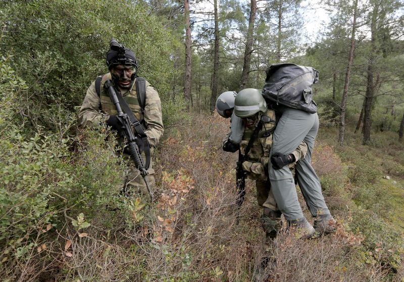 TSK'nın özel timinden nefes kesen görüntüler