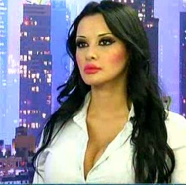 Kedicikler dekolte yarışında 