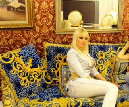 Kedicikler dekolte yarışında 