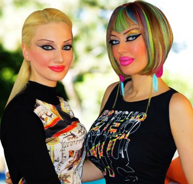 Kedicikler dekolte yarışında 