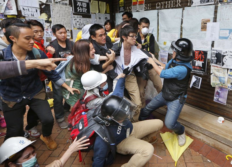 Hong Kong'da eylemlere müdahalenin şiddeti arttı
