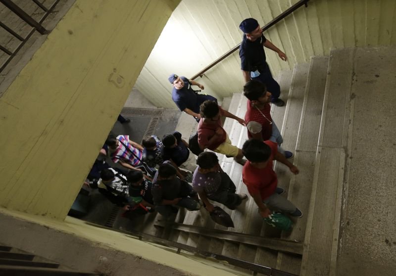 Macaristan'da mülteciler trenlere akın etti