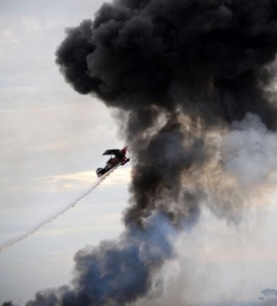 Akrobasi uçakları alev topları arasında nefes kesti