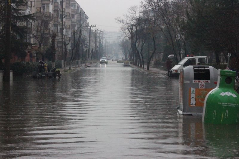 Edirne'de sağanak yaşamı olumsuz etkiledi