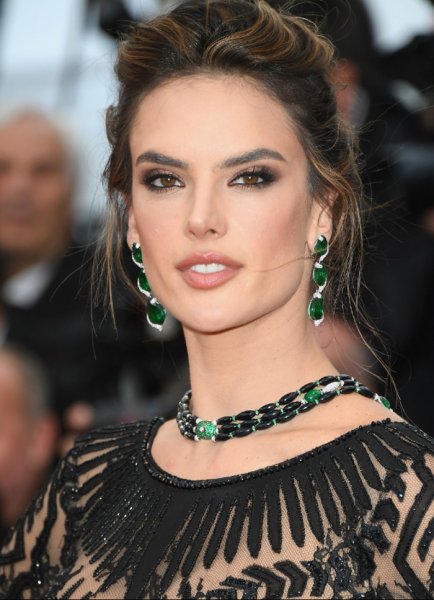 Ünlü model Alessandra Ambrosio büyüledi 