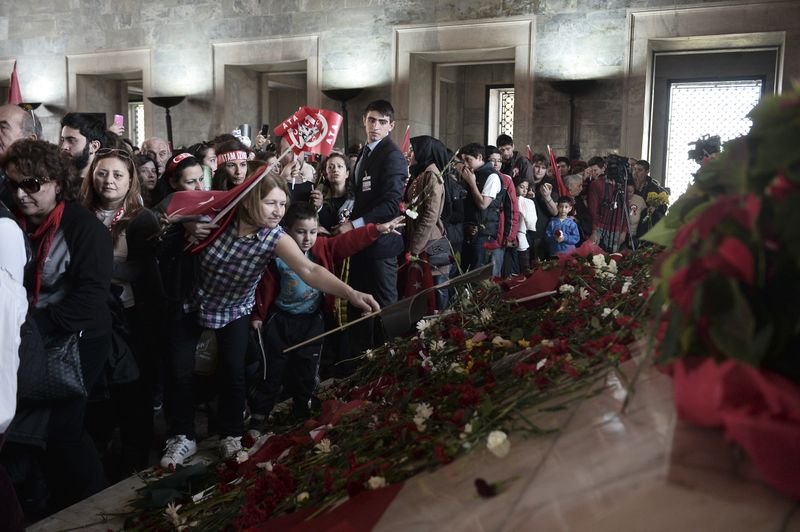 On binler Anıtkabir'e akın etti