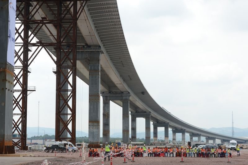 İzmit Körfez Geçiş Köprüsü'nün en ağır tabliyesi yerleştiriliyor