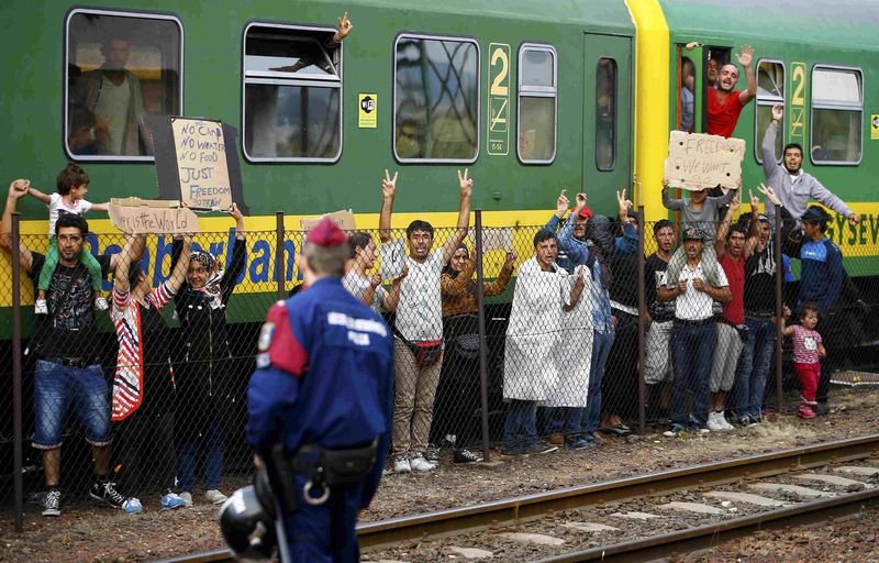 Macaristan'da mülteciler trenlere akın etti