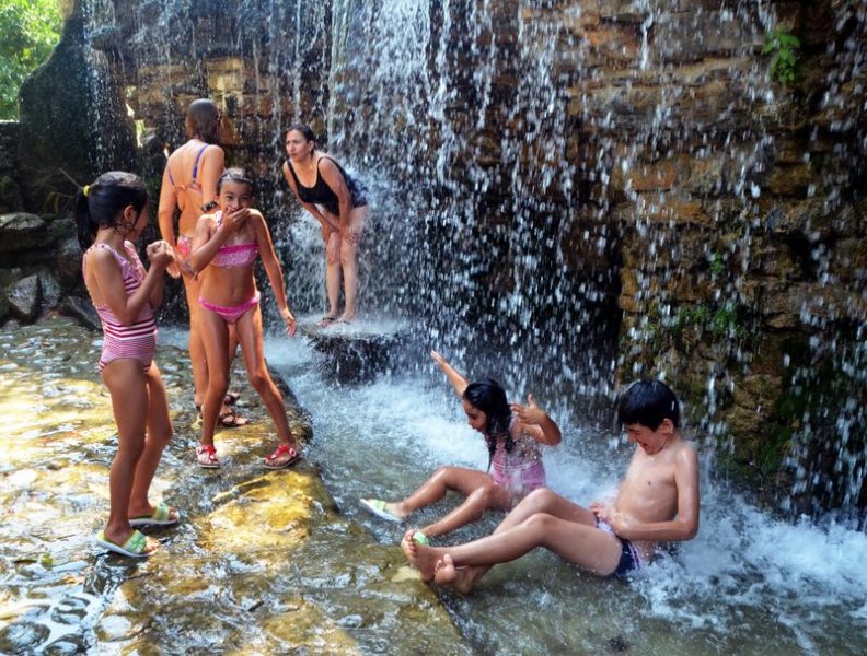 Tatilciler Bodrum'daki şelalede serinledi