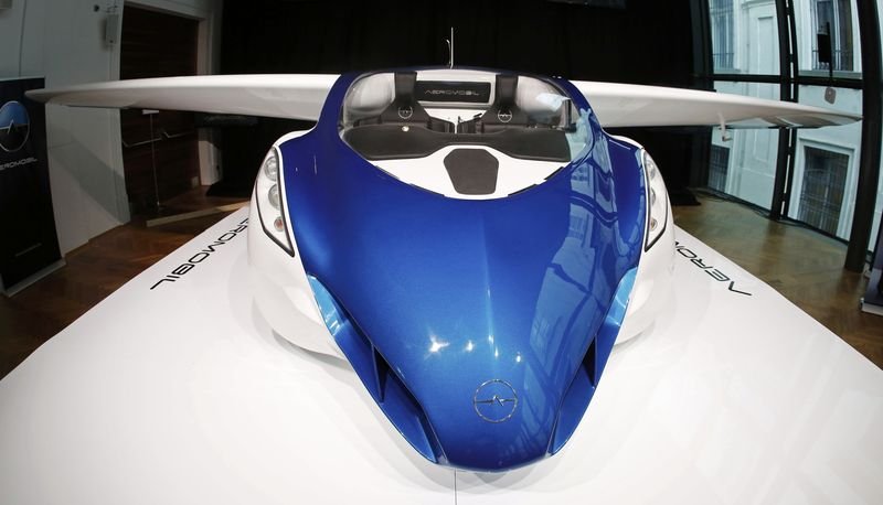 Avusturya'da uçan araba tanıtıldı