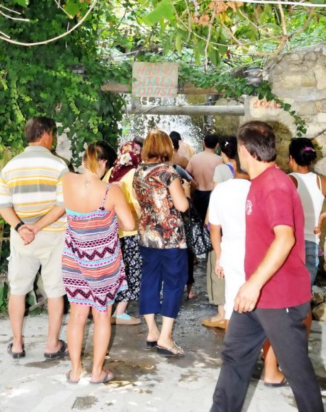 Tatilciler Bodrum'daki şelalede serinledi