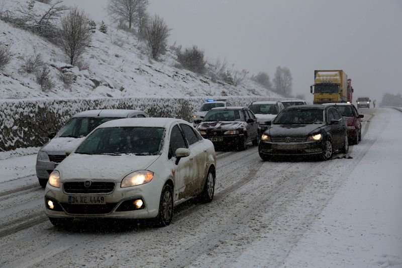 Bolu Dağı'nda kar ulaşıma kar engeli