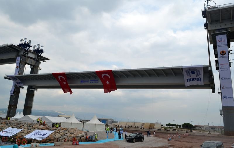 İzmit Körfez Geçiş Köprüsü'nün en ağır tabliyesi yerleştiriliyor