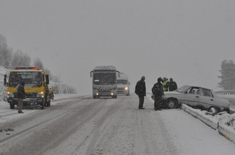 Bolu Dağı'nda kar ulaşıma kar engeli