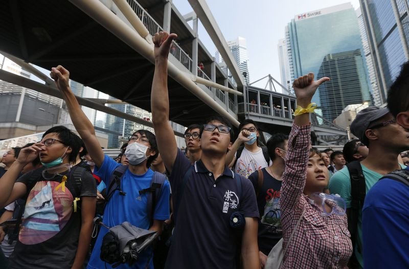 Hong Kong'da halk demokrasi için sokağa döküldü