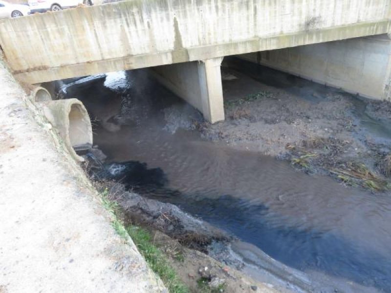 Tuzla'da kaçak kimyasal madde dökülen alan görüntülendi