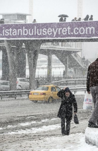 İstanbul'da kar yağışı hayatı olumsuz etkiledi