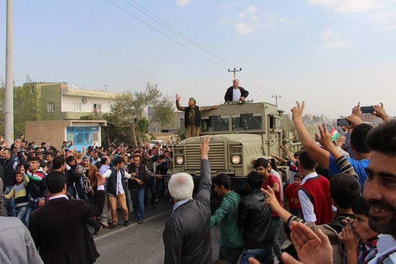 Mardin'de Kobani'ye giden peşmergelere sevgi gösterisi