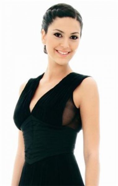 Tuba Büyüküstün ve Bergüzar Korel bir ankette karşı karşıya getirildi