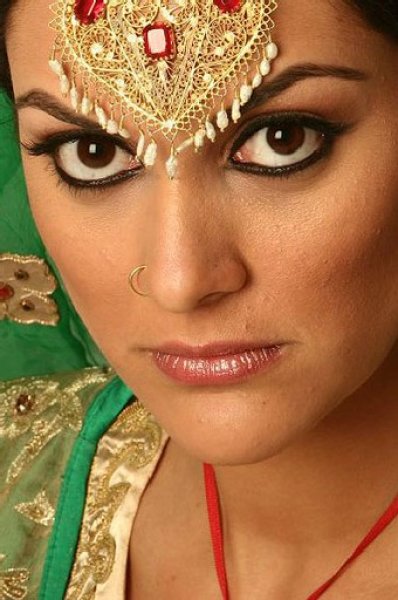 Tuba Büyüküstün ve Bergüzar Korel bir ankette karşı karşıya getirildi