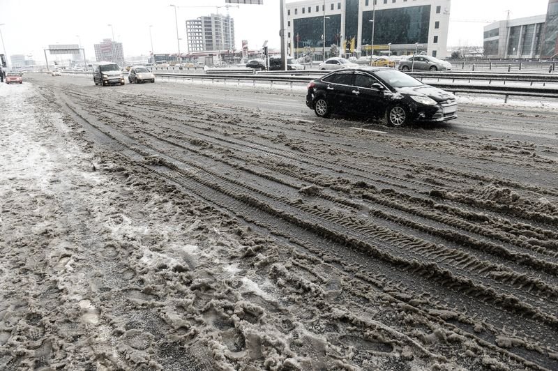 İstanbul'da kar yağışı hayatı olumsuz etkiledi
