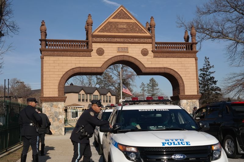 ABD'de öldürülen polisin cenazesine 20 bin kişi katıldı