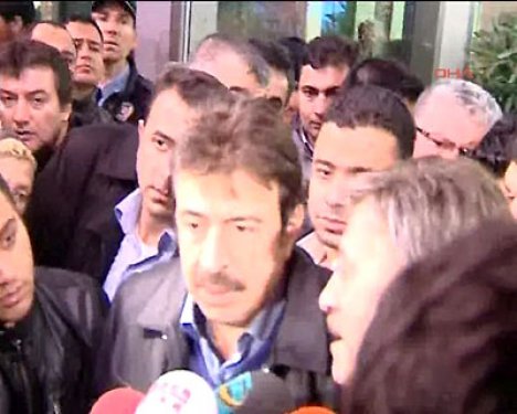 İbrahim Tatlıses başından vuruldu 