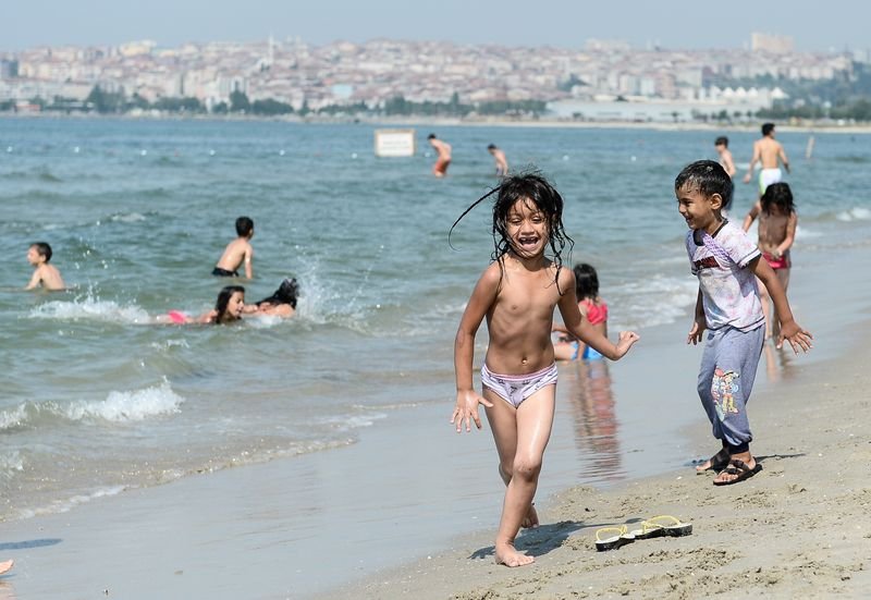 İstanbul'da sıcaktan bunalanlar sahillere akın etti