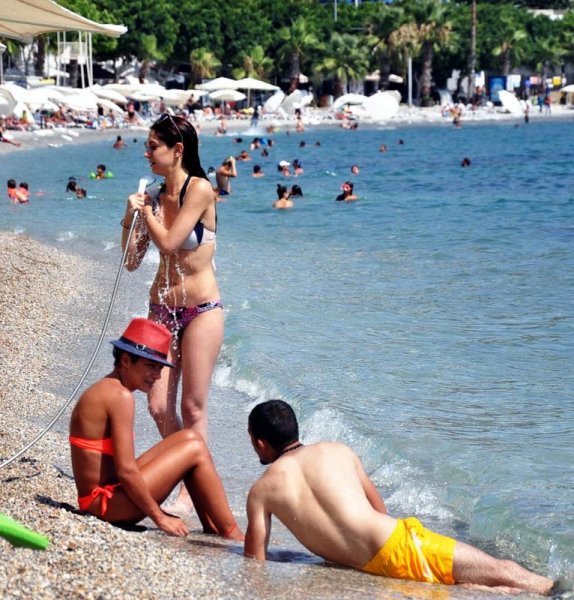 Tatilciler Bodrum'daki şelalede serinledi