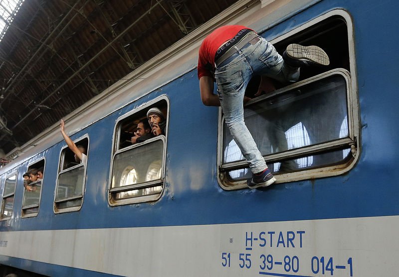 Macaristan'da mülteciler trenlere akın etti