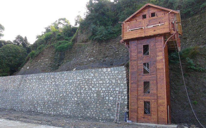 Rize'de dik yamacın kenarına 2 katlı ev yapıldı