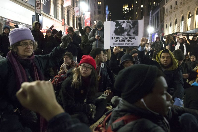 Polise takipsizlik kararı ABD'lileri sokağa döktü