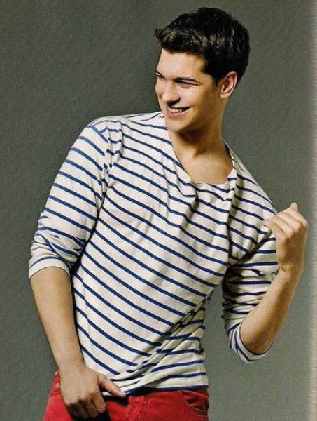 Model ve oyuncu Çağatay Ulusoy yeni yaşını kutladı 